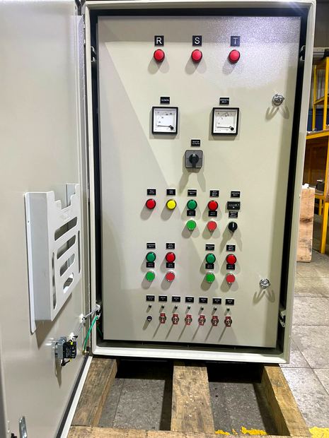 Tablero de comando y fuerza — vista de puerta