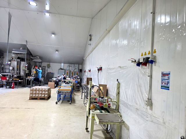Iluminación industrial de alta bahía y fuerza en sala de producción